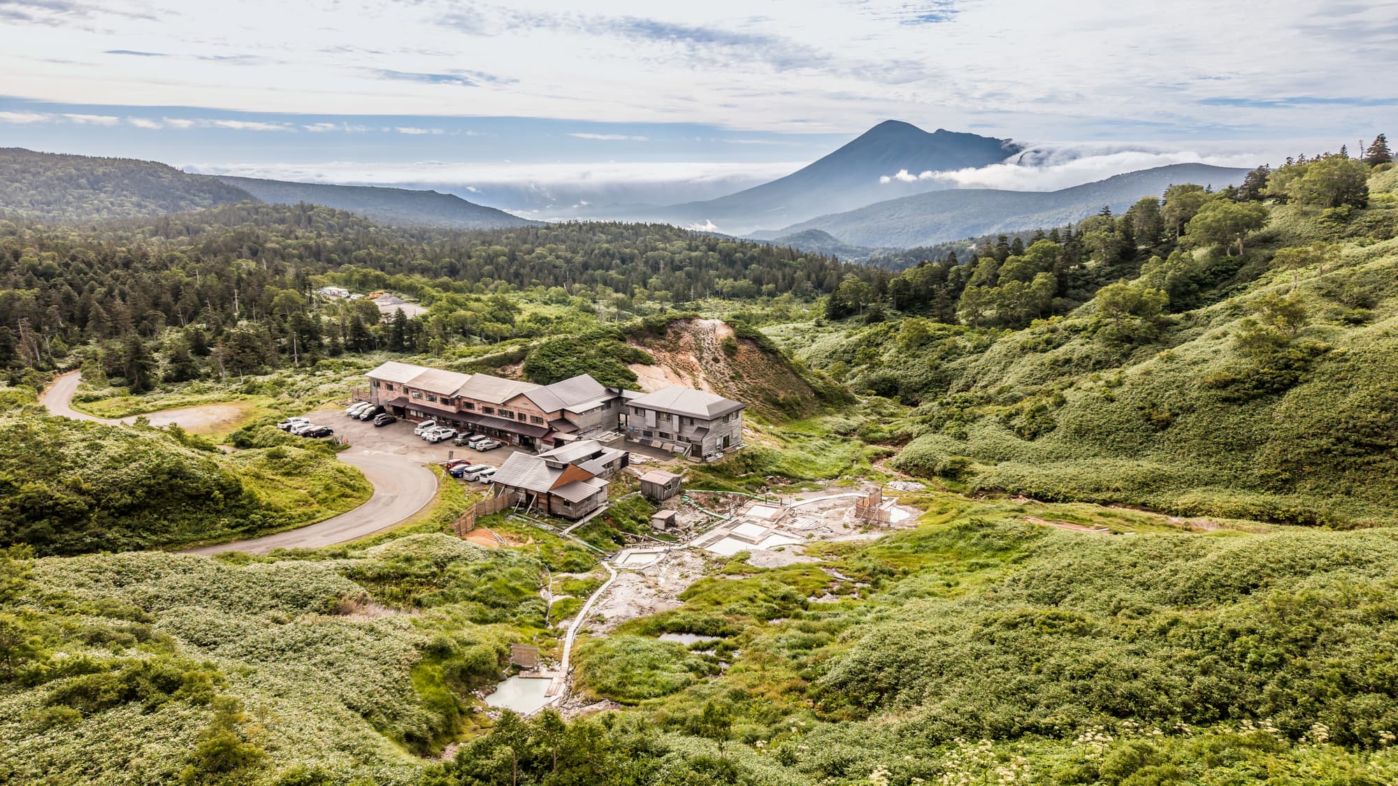 宿と岩手山の空撮
